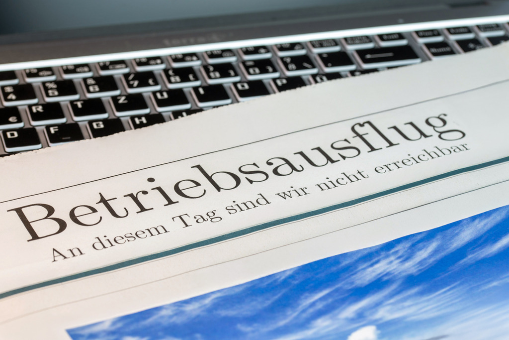 Betriebsausflug Symbolbild | Betriebsausflug Symbolbild: Symbolische Zeitung mit der Headline BETRIEBSAUSFLUG – AN DIESEM TAG SIND WIR NICHT ERREICHBAR - Realisiert mit Pictrs.com