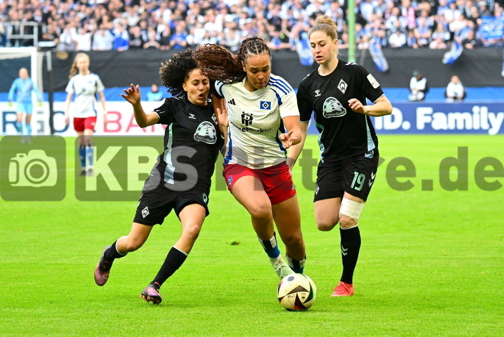 KBS Picture_HSV-Bremen_Frauen_004 | v.l. Arfaoui Amira (Werder Bremen Frauen) , Baum Lisa (HSV Frauen) , Matheis Saskia (Werder Bremen Frauen) ,Sportplatz :  Volksparkstadion, - Realisiert mit Pictrs.com