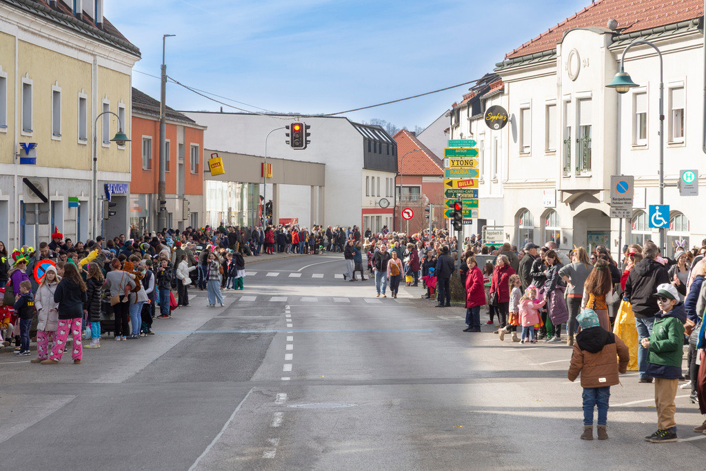 Umzug2025-022_9679 | Fotostrecke: FASCHINGSUMZUG 2025 in Loosdorf. 22 Masken(gruppen)-Teilnehmer: Loosdorfer Vereine, Wirtschaftstreibende, Gemeindeabordnungen sowie Kreditinstitute. rund 700 Besucher entlang der Hauptstrasse. Veranstaltungs-Sicherung durch Mannschaft der FF-Loosdorf mit schwerem Gerät. Maskenprämierung am EKZ-Platz durch Bgm. Thomas Vasku in den Kategorien: Bester Festwagen (Fa. gkonzept-Groissenberger; Beste Personengruppe-ASK-Loosdorf; Beste Einzelperson; Weiteste Anreise-FF Schollach;