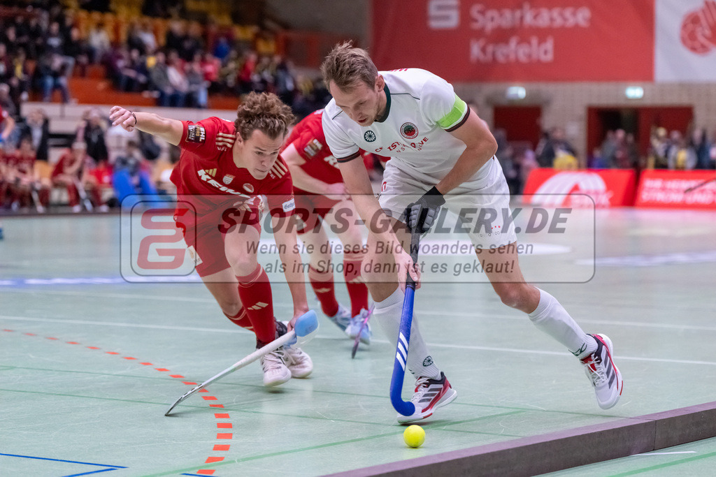 HK_20241214_100381 | 1. Bundesliga Halle Herren Crefelder HTC - Rot-Weiss Köln am 14.12.2024 Halle Glockenpitz, Krefeld , Michel Strutthoff ( Rot-Weiss Köln #22 ) , Niklas Wellen ( Crefelder HTC 10 )