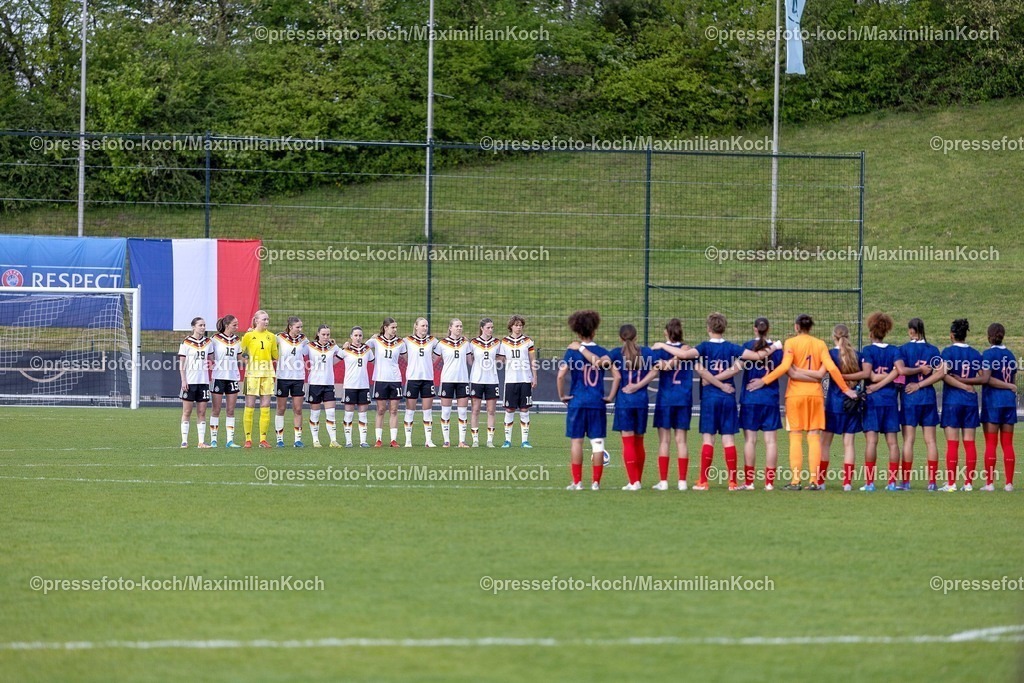 DFB16042601008 | 16.04.2026, Essen, Fußball, UEFA Womens UNDER 19 Championship qualification, Germany - France, Stadion Uhlenkrug, Saison 2025 / 2026: Schweigeminute vor dem Spiel Trauer  DFB regulations prohibit any use of photographs as image sequences and or quasi-video.