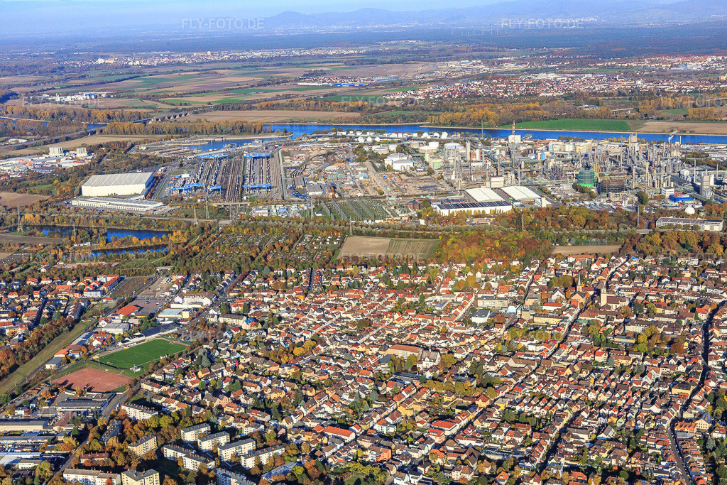 Luftbild: Ortsansicht von Südwesten im Ortsteil BASF in Ludwigshafen im Bundesland Rheinland-Pfalz in Deutschland. Foto: IMG_095543.jpg vom 30.10.2016 durch Werner Riehm/FLY-FOTO.de