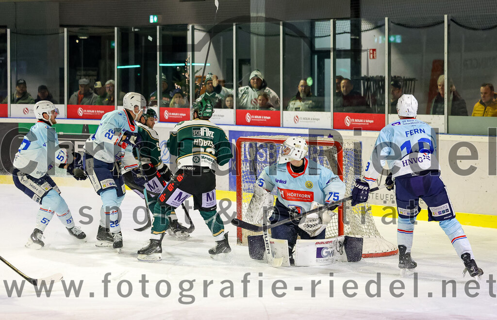 2025-12-23_139_TSV_Erding_gegen_Heilbronner_Falken | Erding, Deutschland, 23.12.2025:Eishockey, Oberliga Süd 2025 / 2026, 29. Spieltag, TSV Erding gegen Heilbronner Falken, Endergebnis: 5:4Luis Ludin (Heilbronner Falken, #57), Thore Weyrauch (Heilbronner Falken, #22), Markus Eberhardt (Erding Gladiators, #94), Grady Hobbs (Erding Gladiators, #22), Torwart Franz Jokinen (Heilbronner Falken, #75), Leon Fern (Heilbronner Falken, #19)Foto: Christian Riedel / fotografie-riedel.net