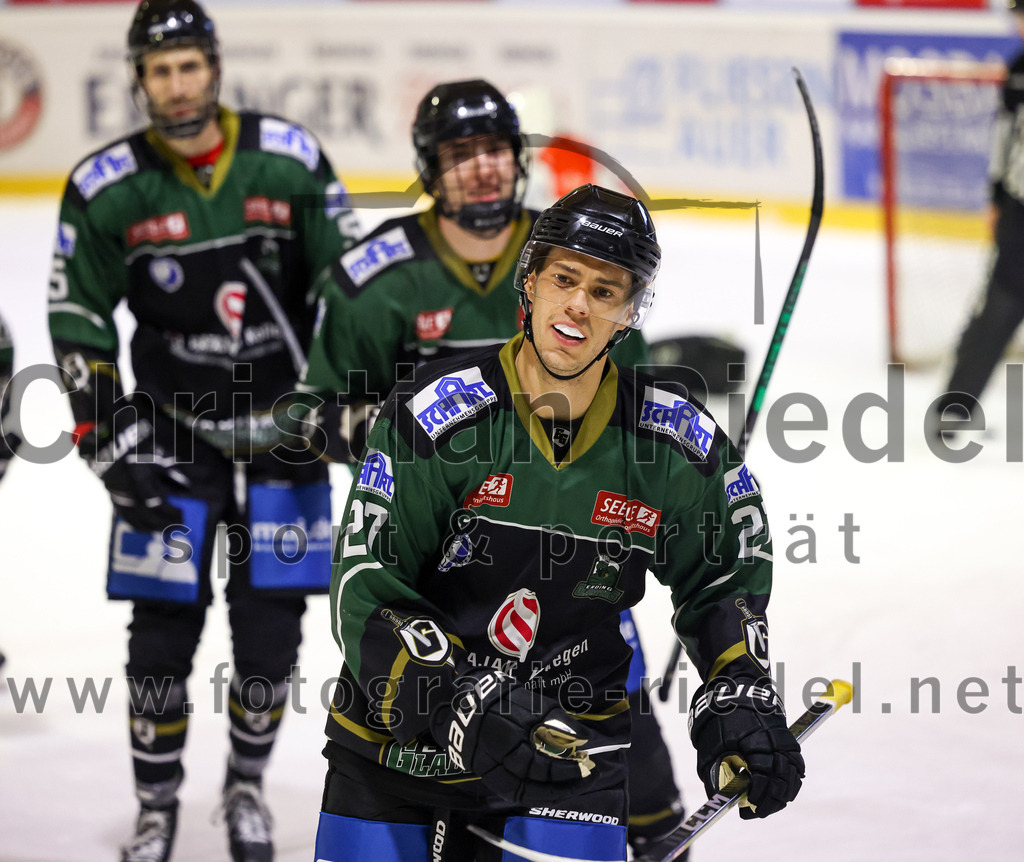 2022-12-02_149_TSV_Erding_gegen_EV_Pegnitz | Erding, Deutschland, 02.12.2022:
Eishockey, Bayernliga 2022 / 2023, 17. Spieltag, TSV Erding gegen EV Pegnitz, Endergebnis: 9:3

Mark Waldhausen (Erding Gladiators, #27)

Foto: Christian Riedel / fotografie-riedel.net