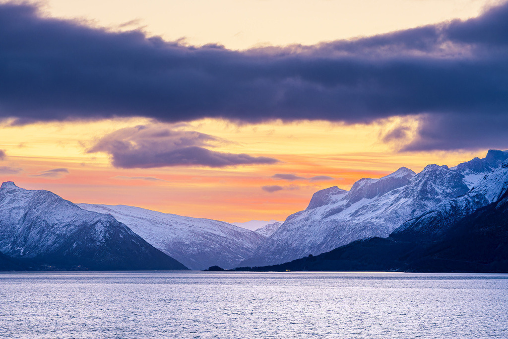 Berge und Felsen im Winter nahe Ørnes in Norwegen | Berge und Felsen im Winter nahe Ørnes in Norwegen.