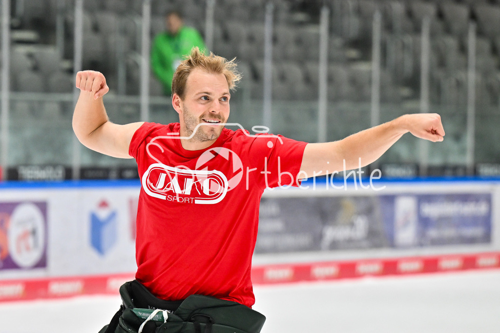 Augsburger Panther - Iserlohn Roosters | Die Augsburger Panther feiern zusammen mit ihren Fans den Heimsieg gegen Iserlohn / Penny DEL: Augsburger Panther - Iserlohn Roosters; Curt Frenzel Stadion am 21.09.2025 / im Bild Michael GARTEIG (Augsburger Panther 34