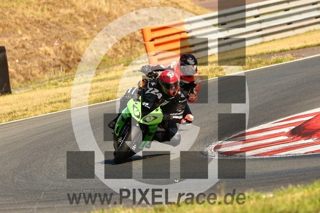 0098-20250719_10724 | Schöne Erinnerungen an spannende Momente - das festzuhalten ist unser Job. PIXELrace.de ist seit 2003 auf den Rennstrecken Europas unterwegs um die Action draußen beim Fahren und die wunderbare Stimmung imm Fahrerlager für euch einzufangen.