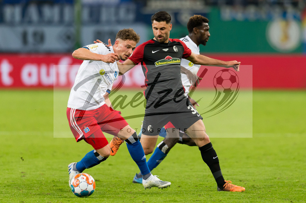 HSVSCF20220419_135 | Fussball, Herren: Moritz Heyer (Hamburger SV) und Vincenzo Grifo (SC Freiburg) im Zweikampf beim DFB-Pokal-Halbfinalspiel zwischen Hamburger SV und SC Freiburg im Volksparkstadion am 19.04.2022 in Hamburg, Deutschland.DFB / DFL REGULATIONS PROHIBIT ANY USE OF PHOTOGRAPHS AS IMAGE SEQUENCES AND/OR QUASI-VIDEO. - Realisiert mit Pictrs.com