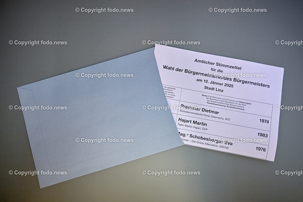 Linz_ Wahlkarte Buergermeisterwahl_ 21.12.2024-7 | 21.12.2024, Linz, AUT, Wahlkarte, im Bild Themenbild, Briefwahl, Buergermeisterwahl Linz 2025, Buergermeisterkanditat, Oberoesterreich, Politik, Post, Postzustellung, Stimmabgabe, Briefwahl, Wahlbeteiligung, Wahlkarte, Wahlrecht, Wahlumschlag, Wahlunterlagen, Wahlzettel, Amtlicher Stimmzettel