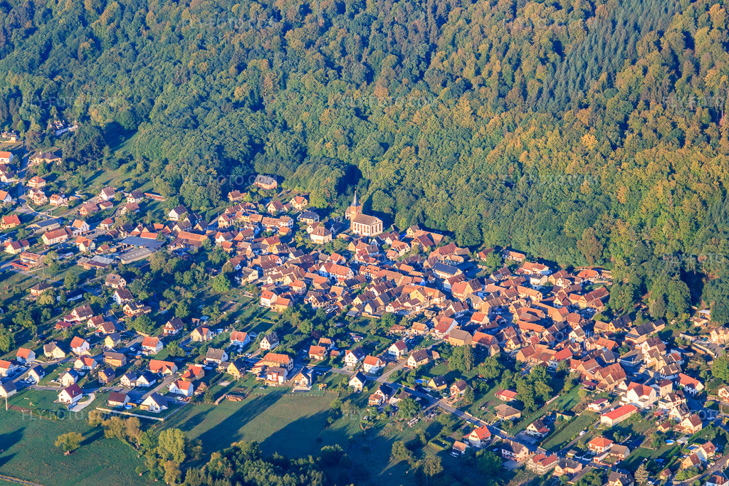 Aerial view: View of the town from the northeast in Ernolsheim-lès-Saverne in the state Bas-Rhin, France. – Photo: IMG_111652.jpg taken on 09/16/2018 by Werner Riehm/FLY-FOTO.com – Resolution of the original: 5121 x 3414 px