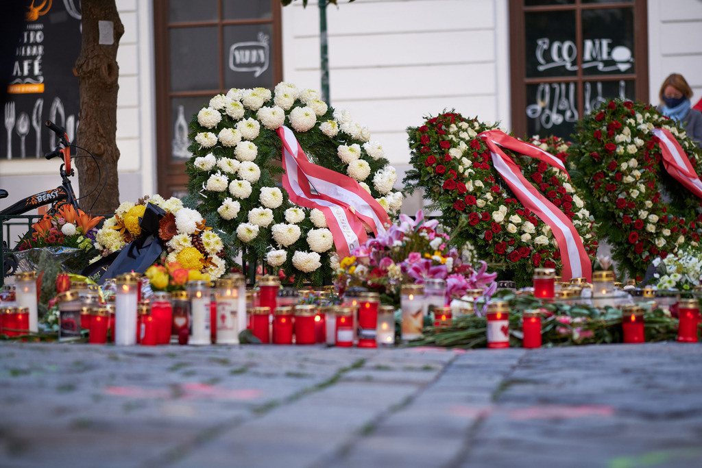 Blumen und Kerzen am Desider-Friedmann-Platz | Wien, Austria - November 06, 2020: Gedenken an den Terroranschlag vom 02.11.2020, Blumen und Kerzen am Desider-Friedmann-Platz. - Realisiert mit Pictrs.com