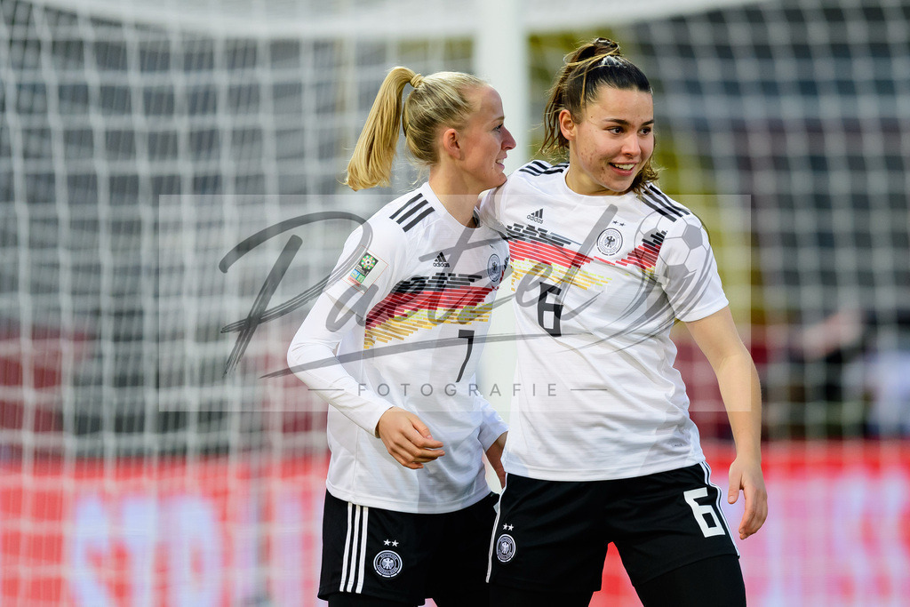 GERTUR20211126_100 | Fussball, Frauen: Lea Schueller (Germany) Torjubel, jubelt nach ihrem Treffer zum 1:0 mit Lena Oberdorf (Germany) bei dem Spiel der WM-Qualifikation zwischen Deutschland und Tuerkei im Eintracht-Stadion am 26.11.2021 in Braunschweig, Deutschland. - Realisiert mit Pictrs.com
