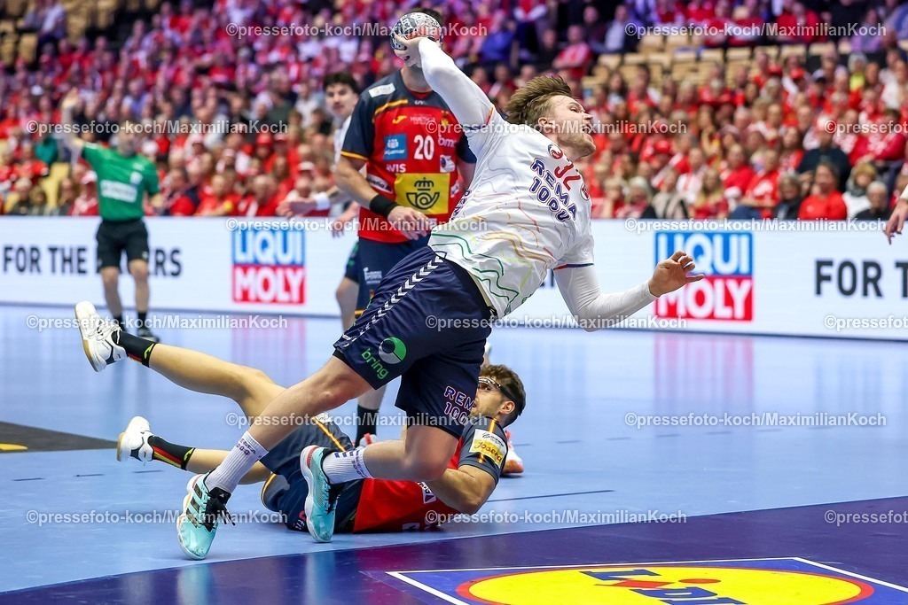 EHF22012602141 | 22.01.2026, Handball, Men's EHF EURO 2026, Spanien - Norwegen, Jyske Bank Boxen in Herning, Dänemark, Main Round:  Thomas Alfred Solstad (Norway #32) wirft auf das Tor