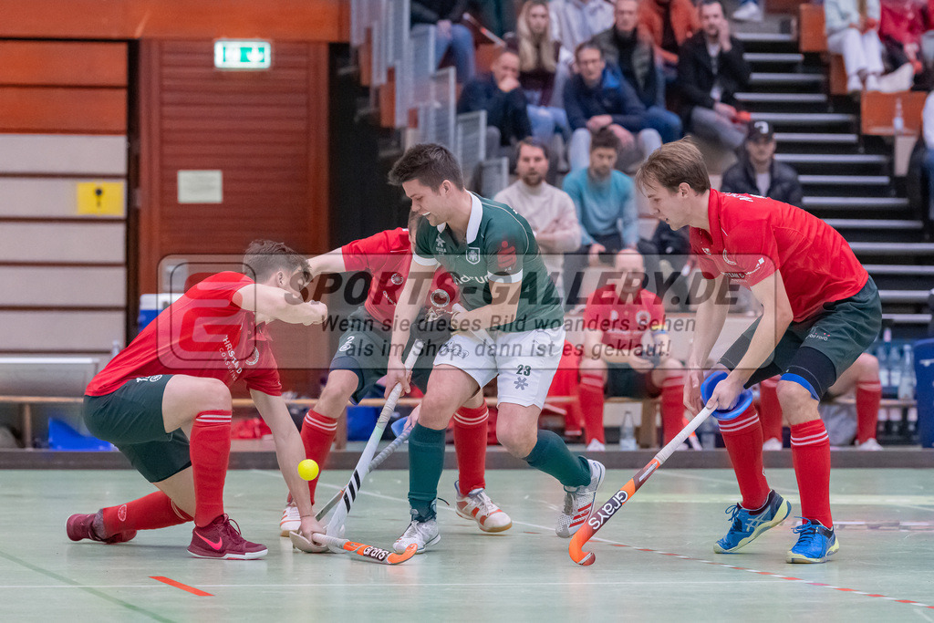 HK_20230108_102388 | 1. Bundesliga ( Halle ) Herren Crefelder HTC - Uhlenhorst Mülheim am 8.1.2023 Crefelder HTC  ( CHTC ), Krefeld , Max Godau ( Uhlenhorst Mülheim #23 ) , Laurens Bernhard ( Crefelder HTC #7 )