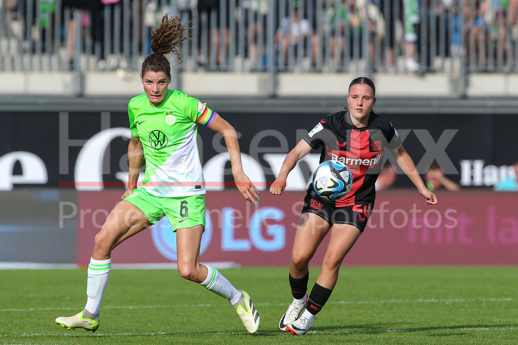 Fussball, Google Pixel Frauen-Bundesliga, VfL Wolfsburg - Bayer 04 Leverkusen | v.li.: Dominique Janssen (VfL Wolfsburg, 6) und Estrella Merino Gonzalez (Bayer 04 Leverkusen, 20) im Zweikampf, Duell, Dynamik, Aktion, Action, Spielszene, DIE DFB-RICHTLINIEN UNTERSAGEN JEGLICHE NUTZUNG VON FOTOS ALS SEQUENZBILDER UND/ODER VIDEOÄHNLICHE FOTOSTRECKEN. DFB REGULATIONS PROHIBIT ANY USE OF PHOTOGRAPHS AS IMAGE SEQUENCES AND/OR QUASI-VIDEO.