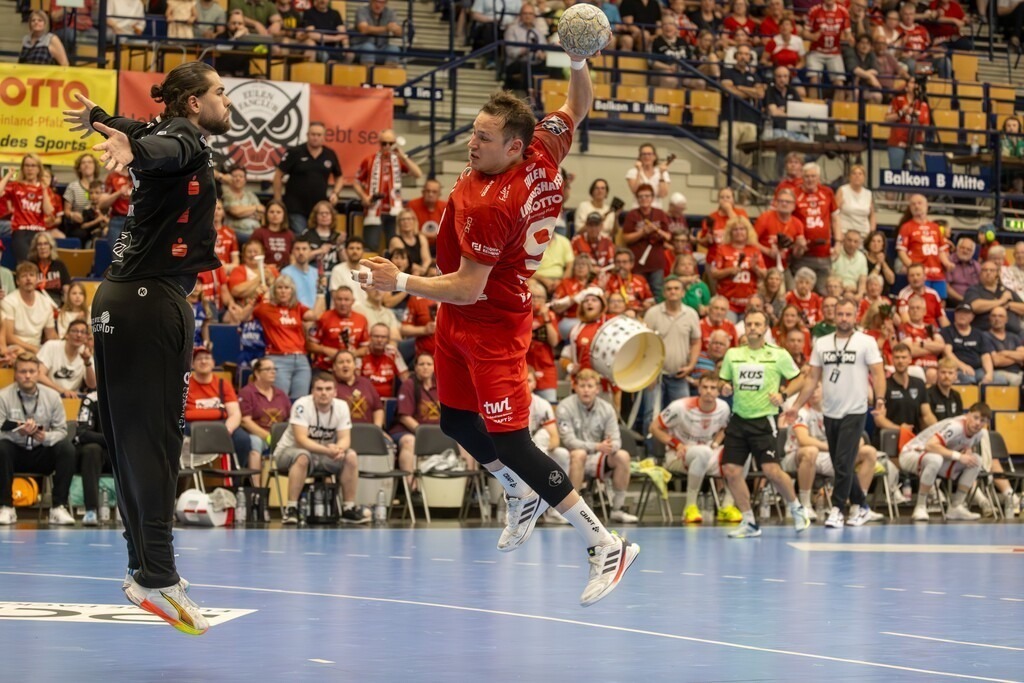 2. HBL (Handball-Bundesliga), Saison 2025/26, 32. Spieltag: Eulen Ludwigshafen gegen TuS Ferndorf | 2. HBL (Handball-Bundesliga), Saison 2025/26, 32. Spieltag: Eulen Ludwigshafen gegen TuS Ferndorf***Marc-Robin Eisel (9, Ludwigshafen) zieht ab und erzielt ein Tor - Realisiert mit Pictrs.com