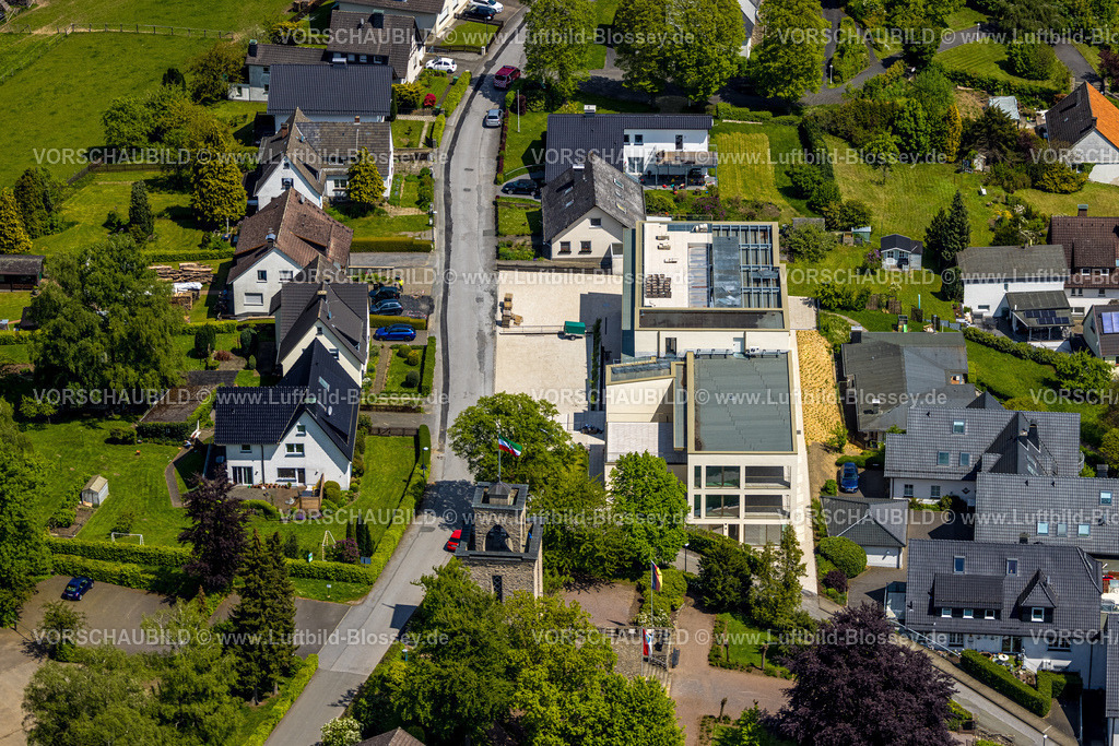 Sundern230504574Langscheid | Luftbild, Ehrenmal Langscheid, Neubau Wohnhaus, Langscheid, Sundern, Sauerland, Nordrhein-Westfalen, Deutschland