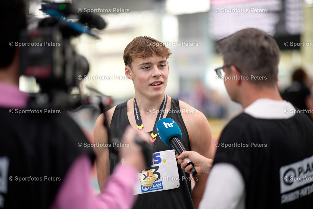 _KP12631_1 | 09.02.2025, xkaix, Leichtathletik 20. Deutsche Meisterschaften, Mehrkampf Halle v.l. Amadeus Gräber (Eintracht Frankfurt e.V.) im Interview mit Hessischer Rundfunk - Realisiert mit Pictrs.com
