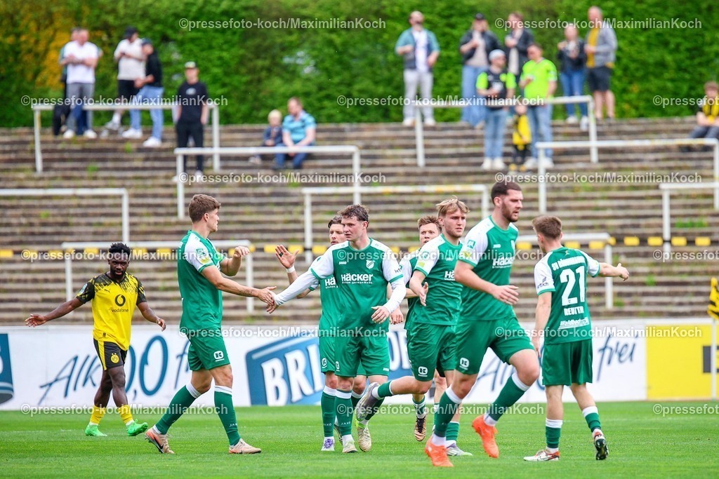 xsefx18042601020 | 18.04.2026, xsefx, Fußball, Regionalliga West, Borussia Dortmund II (U23) - SV Rödinghausen, 30. Spieltag, Stadion Rote Erde, Saison 2025 2026: Toschütze Maximilian Hippe und Team jubeln.. DFB regulations prohibit any use of photographs as image sequences and or quasi-video. Photo: xSabinexEffgenxPressefotoKochx