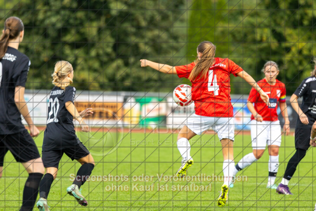 20250928_133440_0251 | #,1.FC Donzdorf (schwarz) vs. TV Derendingen (rot), Fussball, Frauen-Verbandsliga Württemberg, 03. Spieltag, Saison 2025/2026, Rasenplatz Lautertal Stadion, Süßener Straße 16, 73072 Donzdorf, 28.09.2025 - 13:00 Uhr,Foto: PhotoPeet-Sportfotografie/Peter Harich