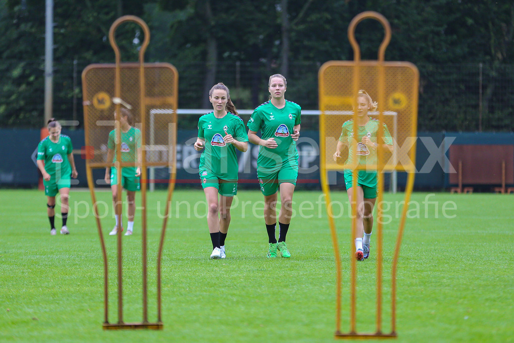 Fussball, Google Pixel Frauen-Bundesliga, Training SV Werder Bremen | v.li.: Michaela Brandenburg (SV Werder Bremen, 14), Christin Meyer (SV Werder Bremen, 20) und Michelle Weiß (SV Werder Bremen, 8) beim Warmlaufen