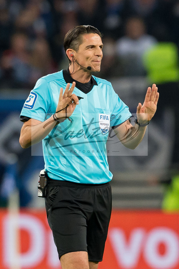 HSVSCF20220419_335 | Fussball, Herren: Referee Deniz Aytekin gestikuliert, Gestik beim DFB-Pokal-Halbfinalspiel zwischen Hamburger SV und SC Freiburg im Volksparkstadion am 19.04.2022 in Hamburg, Deutschland.DFB / DFL REGULATIONS PROHIBIT ANY USE OF PHOTOGRAPHS AS IMAGE SEQUENCES AND/OR QUASI-VIDEO. - Realisiert mit Pictrs.com
