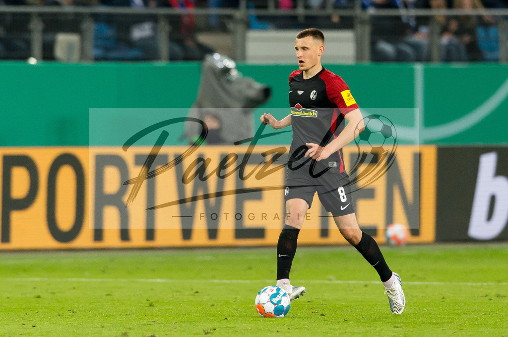 HSVSCF20220419_192 | Fussball, Herren: Maximilian Eggestein (SC Freiburg) in Aktion, am Ball, Einzelaktion beim DFB-Pokal-Halbfinalspiel zwischen Hamburger SV und SC Freiburg im Volksparkstadion am 19.04.2022 in Hamburg, Deutschland.DFB / DFL REGULATIONS PROHIBIT ANY USE OF PHOTOGRAPHS AS IMAGE SEQUENCES AND/OR QUASI-VIDEO. - Realisiert mit Pictrs.com