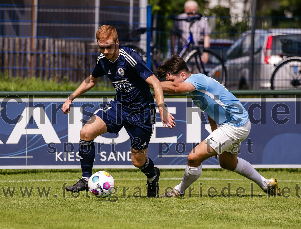 2023-08-26_069_FC_Langengeisling_gegen_TuS_Raubling | Erding, Deutschland, 26.08.2023:
Fußball, Bezirksliga Oberbayern Ost 2023 / 2024, 6. Spieltag, FC Langengeisling gegen TuS Raubling, Endergebnis: 2:0

Dominic Reisner (TuS Raubling, #31), Maximilian Maier (FC Langengeisling, #10)

Foto: Christian Riedel / fotografie-riedel.net