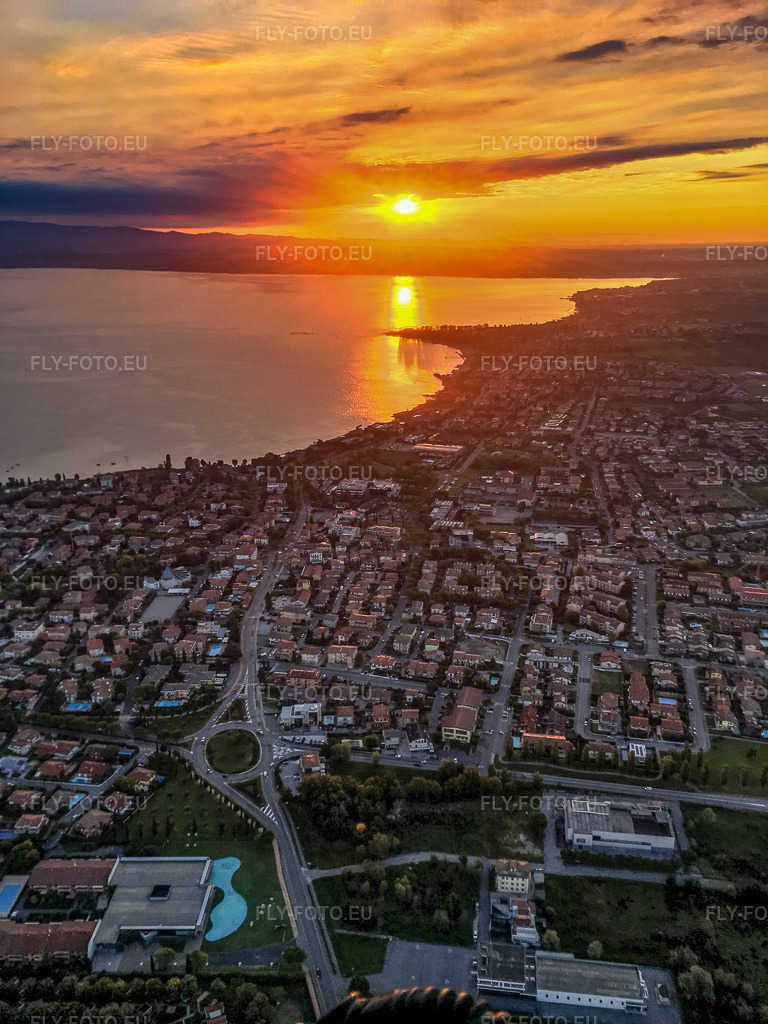 Vue aérienne: Lever de soleil sur le lac de Garde à Sirmione dans le département Brescia, Italie. Photo: IMG-134981.jpg prise le 23/09/2022 par Werner Riehm/FLY-FOTO.eu – Résolution de l'original: 3024 x 4032 px