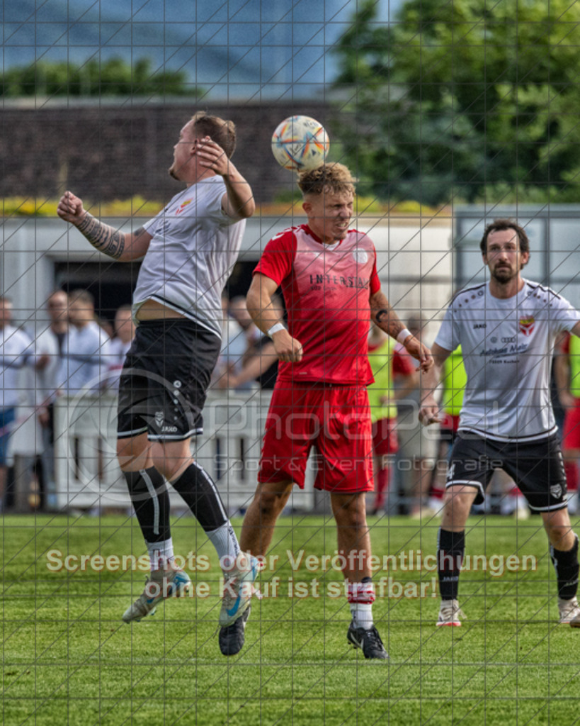 20250616_201728_0800-Bearbeitet | #,  TV Eybach (weiß) vs. 1.FC Donzdorf II (rot), Fussball, Entscheidungsspiel 3 in Kreisliga A3 - Bezirk Neckar/Fils, Saison 2024/2025, Rasensportplatz, Staufenecker Str. 41, 73084 Salach, 16.06.2025 - 18:30 Uhr,Foto: PhotoPeet-Sportfotografie/Peter Harich