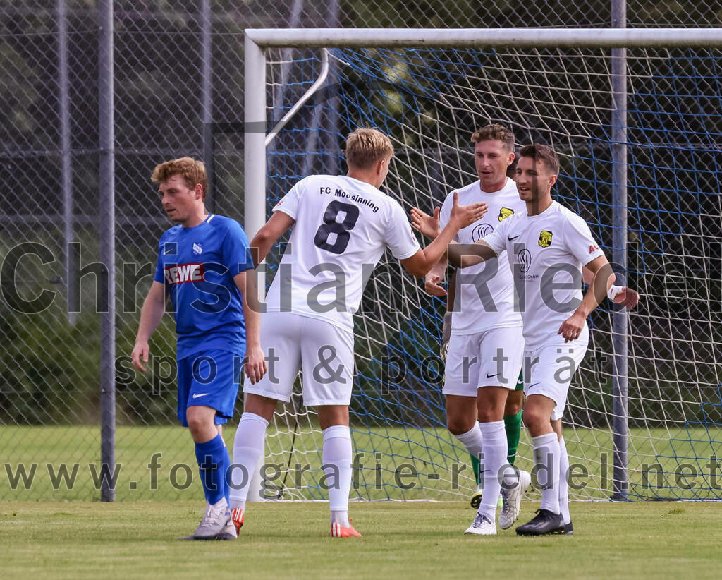 2023-07-22_045_FC_Eitting_gegen_FC_Moosinning | Eitting, Deutschland, 22.07.2023:
Fußball, Kreisliga 2023 / 2024, Testspiel, FC Eitting gegen FC Moosinning, Endergebnis: 0:4

Jubel nach dem 0:1 durch Stefan Haas (FC Moosinning, #8)
Stefan Haas (FC Moosinning, #8), Florian Jakob (FC Moosinning, #10), Maximilian Lechner (FC Moosinning, #11)

Foto: Christian Riedel / fotografie-riedel.net