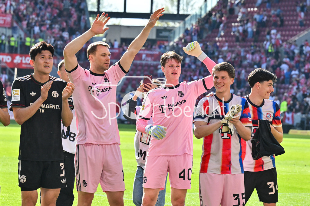 1. FSV Mainz 05 - FC Bayern München | MAINZ, GERMANY - 25. APRIL: die Spieler der Bayern feiern zusammen mit den Fans den Sieg in Mainz nach dem Bundesligamatch zwischen dem 1. FSV Mainz 05 und dem FC Bayern München am 31. Spieltag in der MEWA Arena / DFL REGULATIONS PROHIBIT ANY USE OF PHOTOGRAPHS AS IMAGE SEQUENCES AND/OR QUASI-VIDEO / Minjae KIM (FC Bayern Munich 3), Manuel NEUER (FC Bayern Munich 1), Jonas Kurt URBIG (FC Bayern Munich 40), Leon KLANAC (FC Bayern Munich 35, Deniz OFLI (FC Bayern Munich 34)