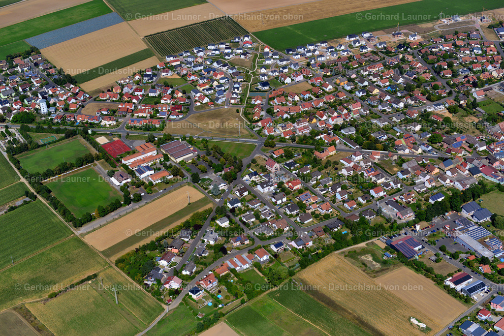 3650221 | UNTERPLEICHFELD 31.08.2016 Wohngebiet einer Einfamilienhaus- Siedlung am Rande von landwirtschaftlichen Feldern in Unterpleichfeld im Bundesland Bayern, Deutschland // Single-family residential area of settlement on the edge of agricultural fields in Unterpleichfeld in the state Bavaria, Germany Foto: Gerhard Launer
