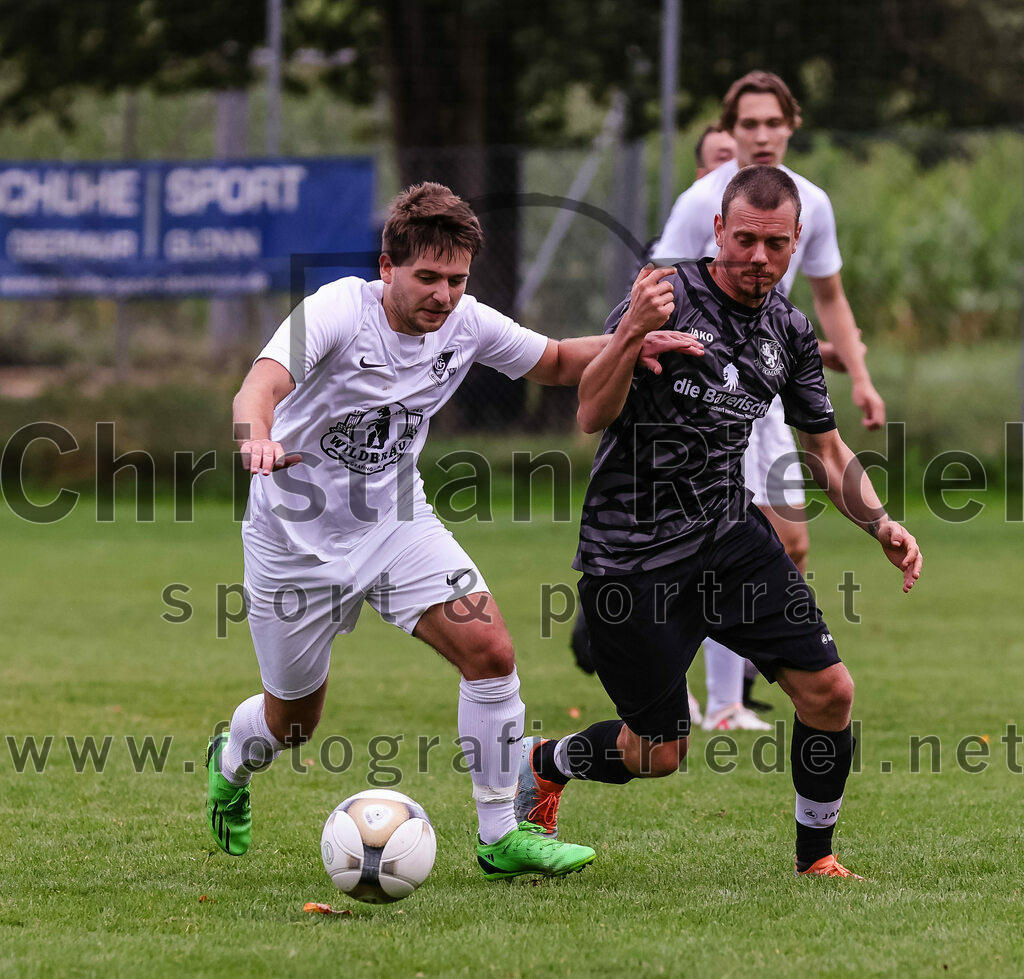 2023-08-27_074_TSV_Egmating_II_gegen_SG_Grasbrunn-Haar_II | Egmating, Deutschland, 27.08.2023:
Fußball, B-Klasse 2023 / 2024, 2. Spieltag, TSV Egmating II gegen (SG) Grasbrunn / Haar II, Endergebnis: 1:2

Florian Essert ((SG) Grasbrunn / Haar II, #17), Moritz Müller (TSV Egmating, #4)

Foto: Christian Riedel / fotografie-riedel.net