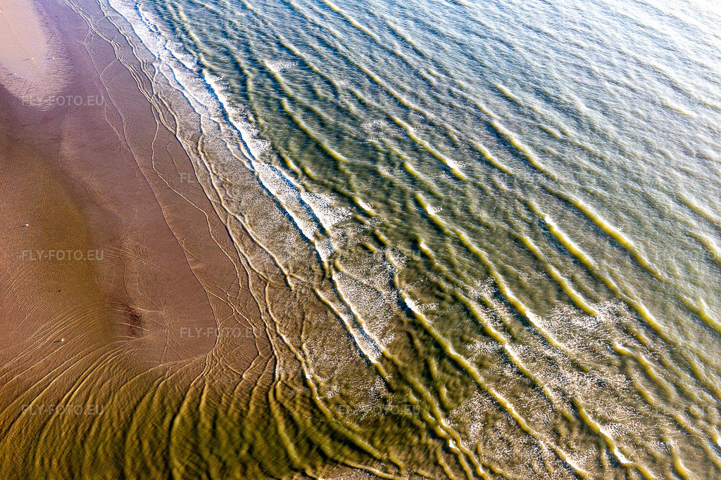Vue aérienne: Paysage de plage de sable avec des vagues le long de la côte de la mer du Nord à Fanø à Fanø dans le département Syddanmark, Danemark. Photo: IMG_118950.jpg prise le 21/09/2019 par Werner Riehm/FLY-FOTO.eu – Résolution de l'original: 5472 x 3648 px