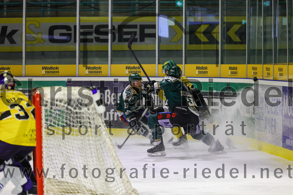 2025-12-19_037_TSV_Erding_gegen_Toelzer_Loewen | Erding, Deutschland, 19.12.2025:Eishockey, Oberliga Süd 2025 / 2026, 27. Spieltag, TSV Erding gegen Tölzer Löwen, Endergebnis: 2:5Grady Hobbs (Erding Gladiators, #22), Marc Schmidpeter (Erding Gladiators, #33)Foto: Christian Riedel / fotografie-riedel.net