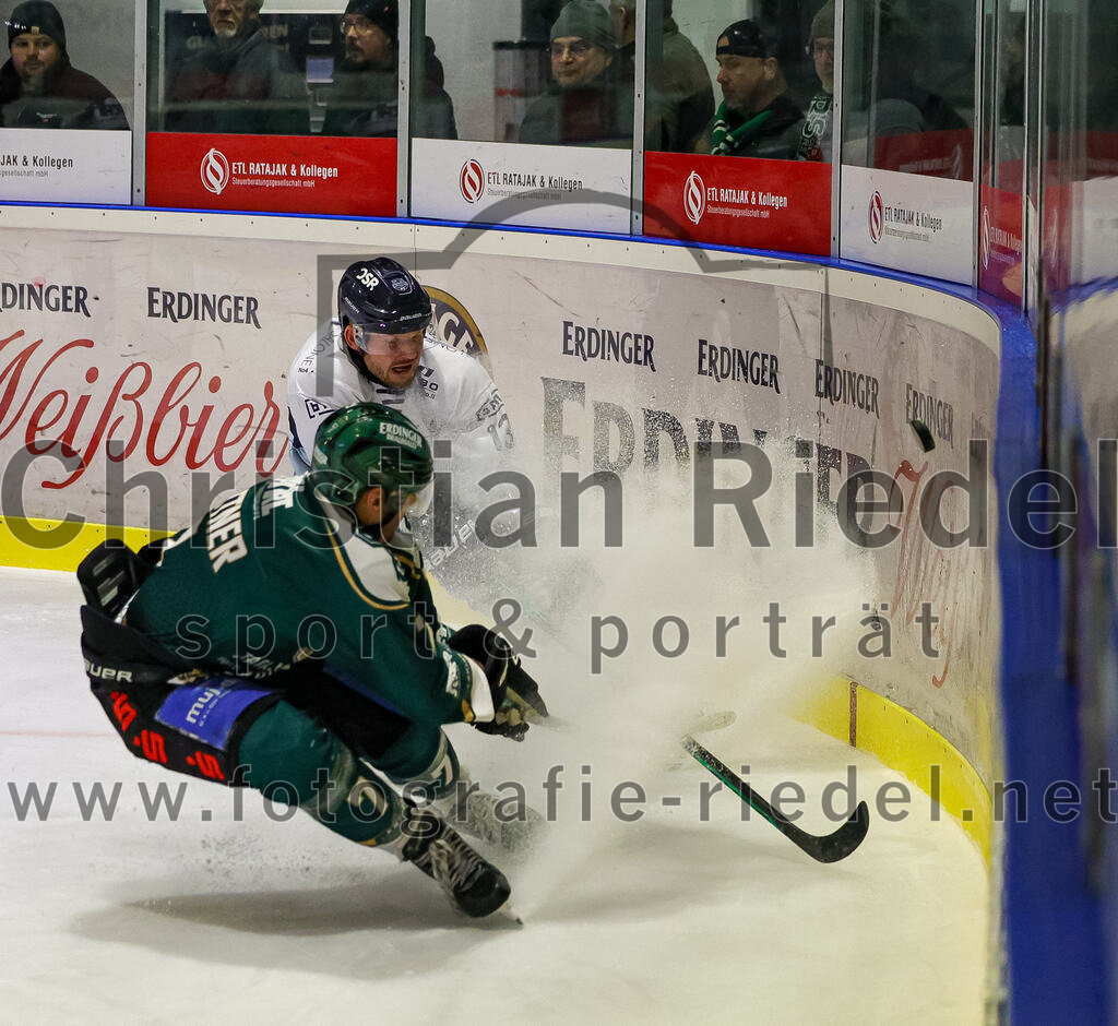 2026-01-06_125_TSV_Erding_gegen_EV_Lindau_Islanders | Erding, Deutschland, 06.01.2026:Eishockey, Oberliga Süd 2025 / 2026, 35. Spieltag, TSV Erding gegen EV Lindau Islanders, Endergebnis: 2:5Louis Trattner (Erding Gladiators, #7), Steffen Tölzer (EV Lindau Islanders, #13)Foto: Christian Riedel / fotografie-riedel.net