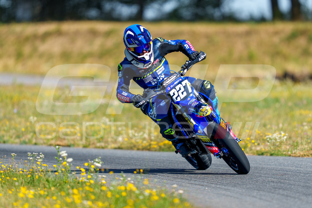SuperMoto_Staatsmeisterschaft_Fuglau-natural-141 | GRIPcapture steht für authentische Sportfotografie in Österreich – für Momente, die mehr sind als Geschwindigkeit oder Ergebnis. Es geht um Emotion, Spannung, Fokus und den Augenblick, der oft nur einen Wimpernschlag dauert.Ob Motorsport, Teamsport oder 