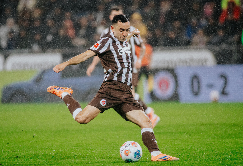 IMG_1490 | Der offizielle Shop für FC St. Pauli Fotos. Wähle aus Spielszenen & Fanmomenten dein FCSP Wunschformat. Wir liefern Millerntor-Atmosphäre.