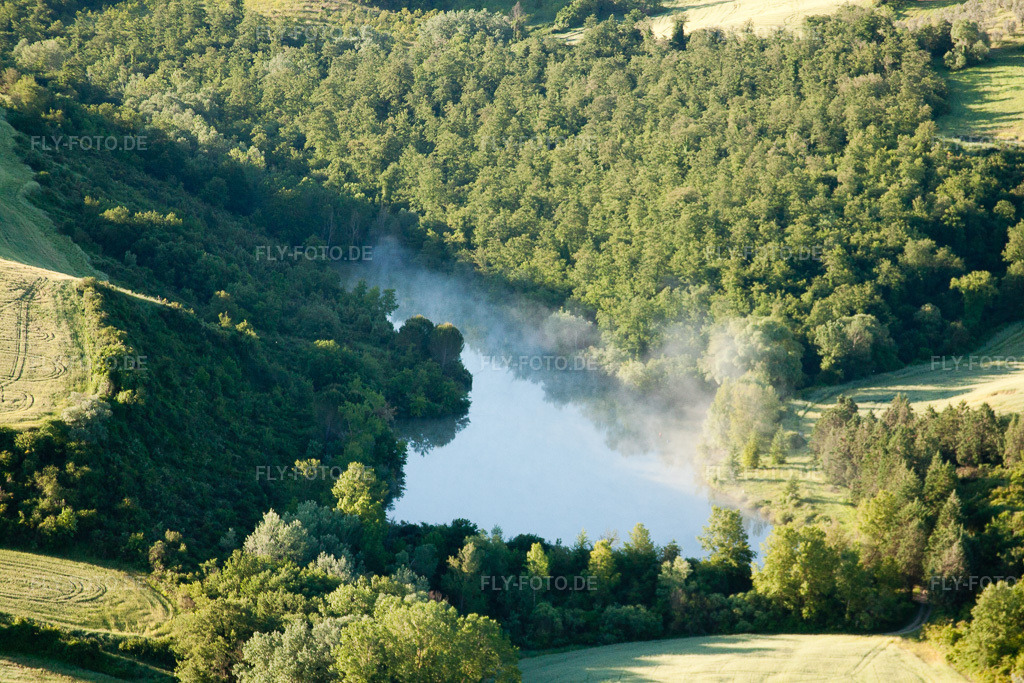 Luftbild: Ortsansicht in San Giovanni d'Asso im Bundesland Toscana in Italien. – Foto: IMG_28152.jpg vom 01.06.2010 durch Werner Riehm/FLY-FOTO.de – Auflösung des Originals: 4752 x 3168 px