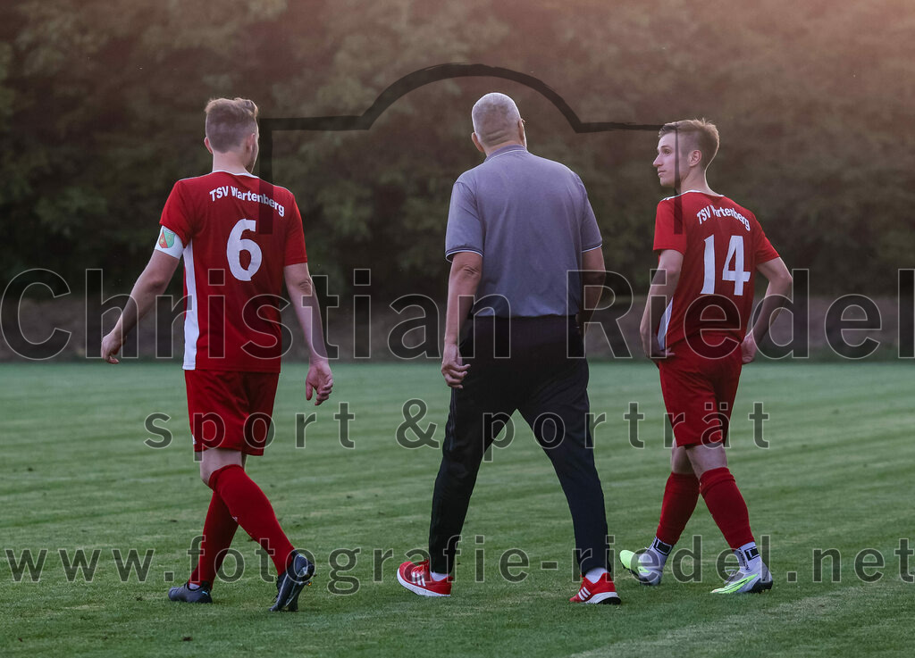 2023-07-20_005_FC_Finsing_gegen_TSV_Wartenberg | Finsing, Deutschland, 20.07.2023:
Fußball, Kreisliga 2023 / 2024, Testspiel, FC Finsing gegen TSV Wartenberg, Endergebnis: 1:0

Maximilian Kronseder (TSV Wartenberg, #6), Trainer Christian Grüll (TSV Wartenberg), Daniel Bauer (TSV Wartenberg, #14)

Foto: Christian Riedel / fotografie-riedel.net