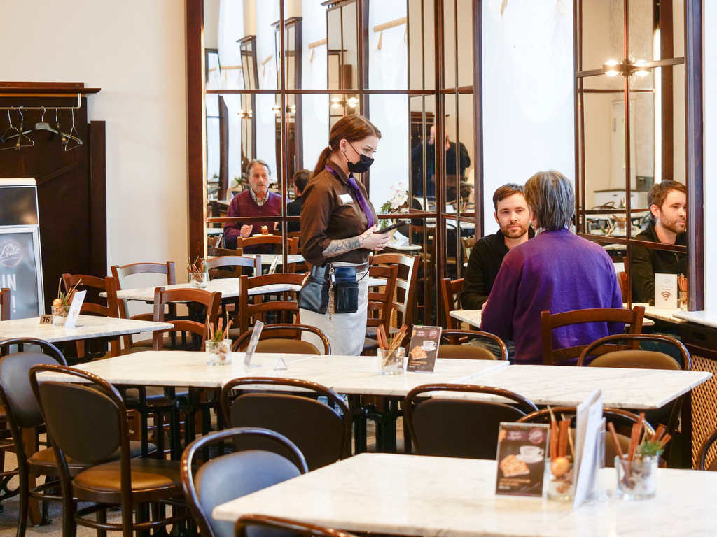 Gastronomie | Ludwigsburg - die Gastronomie ist von den sich ständig ändernden Maßnahmen zur Bekämpfung des Coronavirus betroffen . Im Bild. Ratskeller Cafe - Realisiert mit Pictrs.com