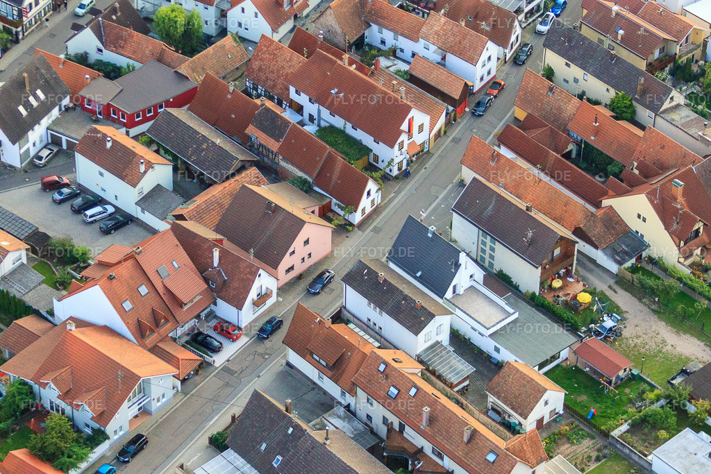 Luftbild: Juststraße, Gaststätte Zum Schloddrer in Kandel im Bundesland Rheinland-Pfalz in Deutschland. Foto: IMG_32869.jpg vom 03.09.2010 durch Werner Riehm/FLY-FOTO.de
