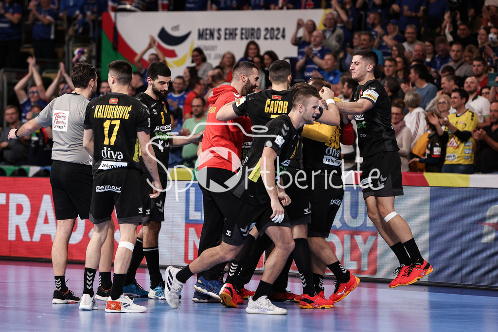 Serbien - Montenegro | Grenzenloser Jubel der Montenegriener nach dem Sieg gegen Serbien im letzten Gurppenspiel / Nemanja GRBOVIC (MNE #90) / Freude / Happy