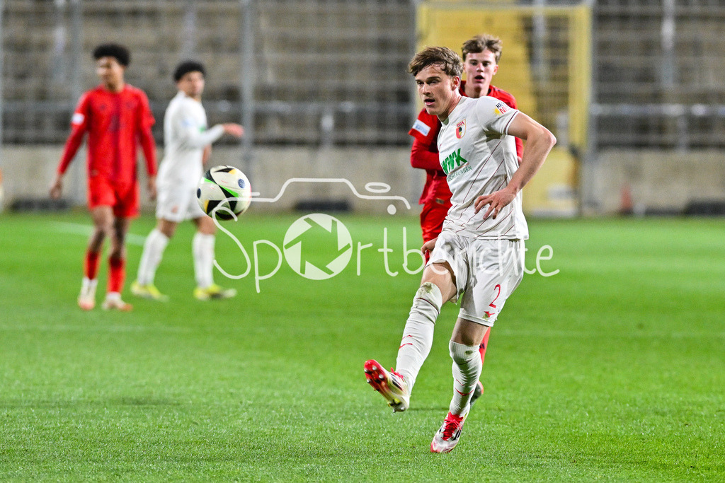 FC Bayern Amateure - FC Augsburg II | spielt einen Ruckpass Julian BELL (FC Augsburg II 2) / Einzelfoto / Freisteller / Regionalliga Bayern: FC Bayern Muenchen II - FC Augsburg II, Gruenwalder Stadion am 14.03.2025