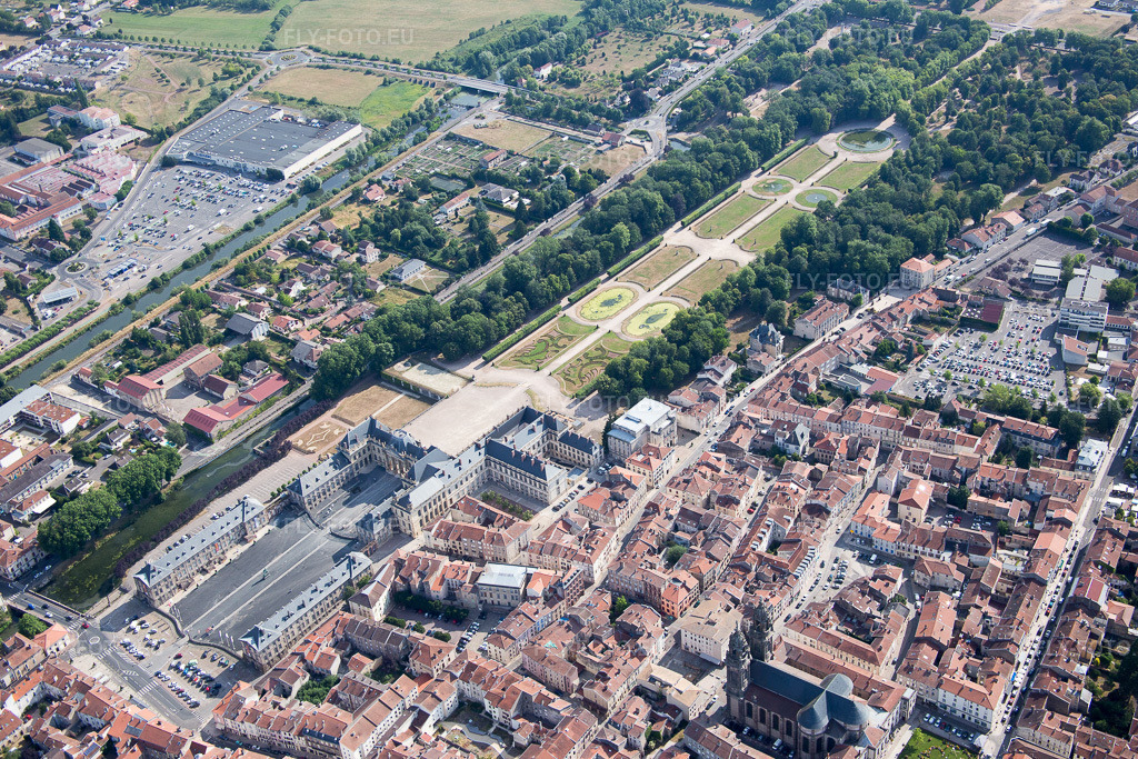 Vue aérienne: Vue de la ville à Lunéville dans le département Meurthe et Moselle, France. Photo: IMG_083169.jpg prise le 11/07/2015 par Werner Riehm/FLY-FOTO.euRésolution de l'original: 5472 x 3648 px