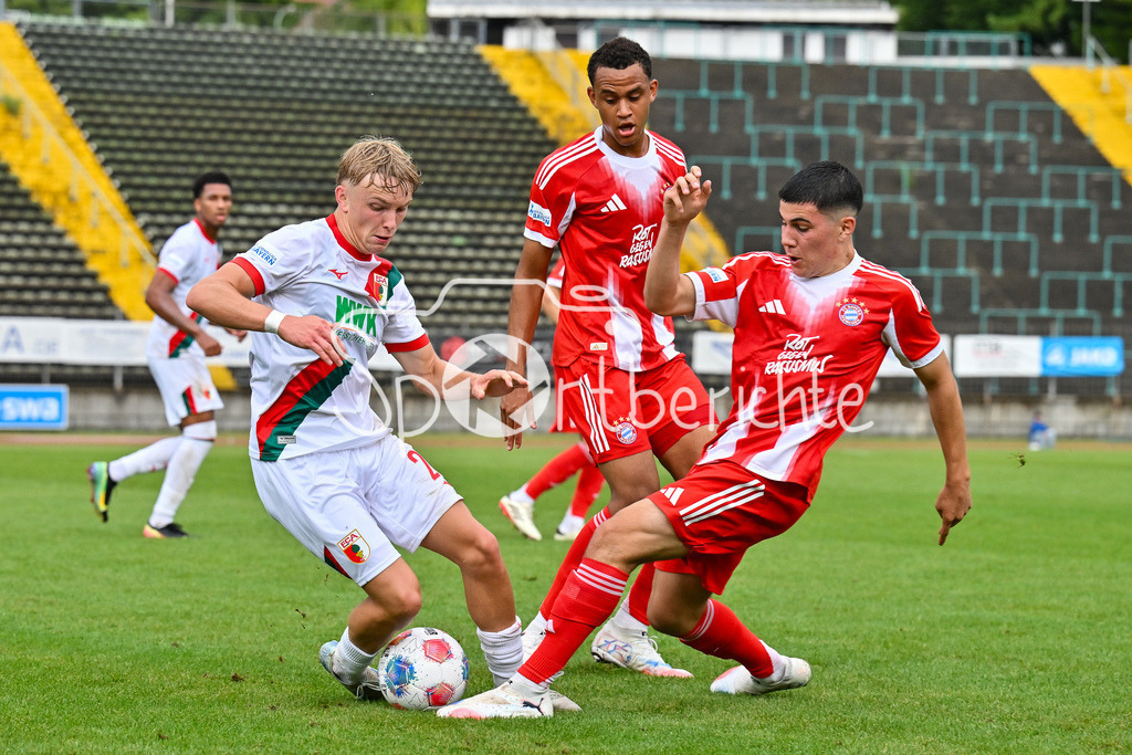 FC Augsburg II - FC Bayern Amateure | v. l. Louis STEGMILLER (FC Augsburg II 23), Tarek BUCHMANN (FC Bayern Muenchen II 5) und Felipe CHAVEZ (FC Bayern Muenchen II 8) / Zweikampf / Duell / Regionalliga Bayern: FC Augsburg II - FC Bayern Muenchen II, Rosenaustadion am 25.07.2025