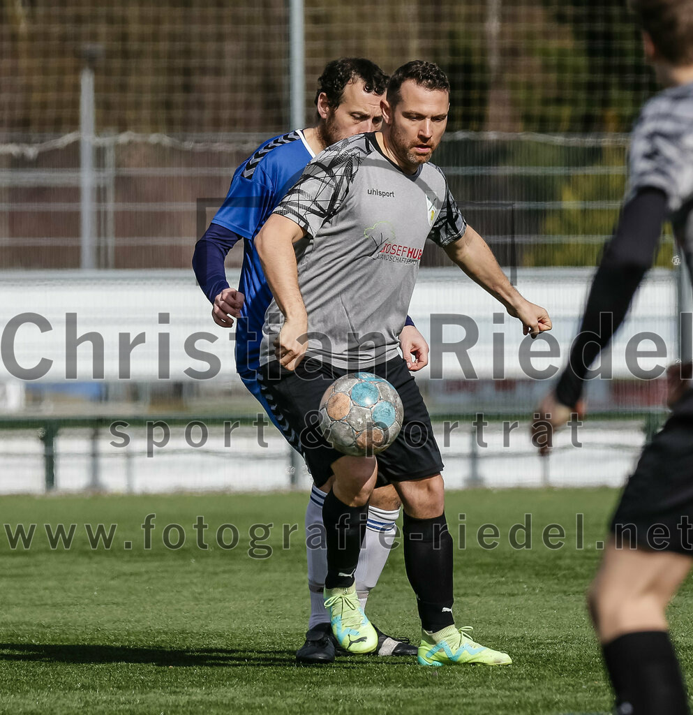2024-02-24_010_FC_Langengeisling_II_gegen_SG_Reichenkirchen | Erding, Deutschland, 24.02.2024:
Fußball, Kreisklasse 2023 / 2024, Testspiel, FC Langengeisling II gegen SG Reichenkirchen, Endergebnis: 7:1

Julian Bloch (FC Langengeisling, #2), Johannes Eiser (SG Reichenkirchen, #9)

Foto: Christian Riedel / fotografie-riedel.net