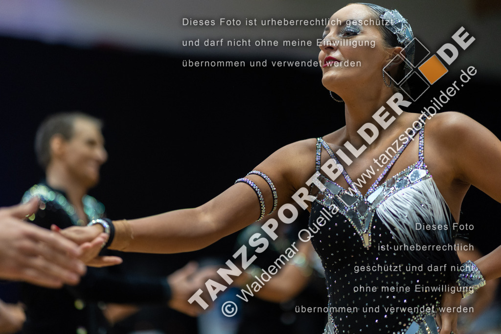 20230115-00613 | Hier finden Sie Tanz Bilder vom Latein und Standard Formationen tanzen. Sportbilder vom Tanzsport. Schöne Fotos und von Weltmeisterschaft, Europameisterschaft, Bundesliga, Regionalliga, Oberliga und Landesliga sowie von GOC Stuttgart, DanceComp, WM Bremen