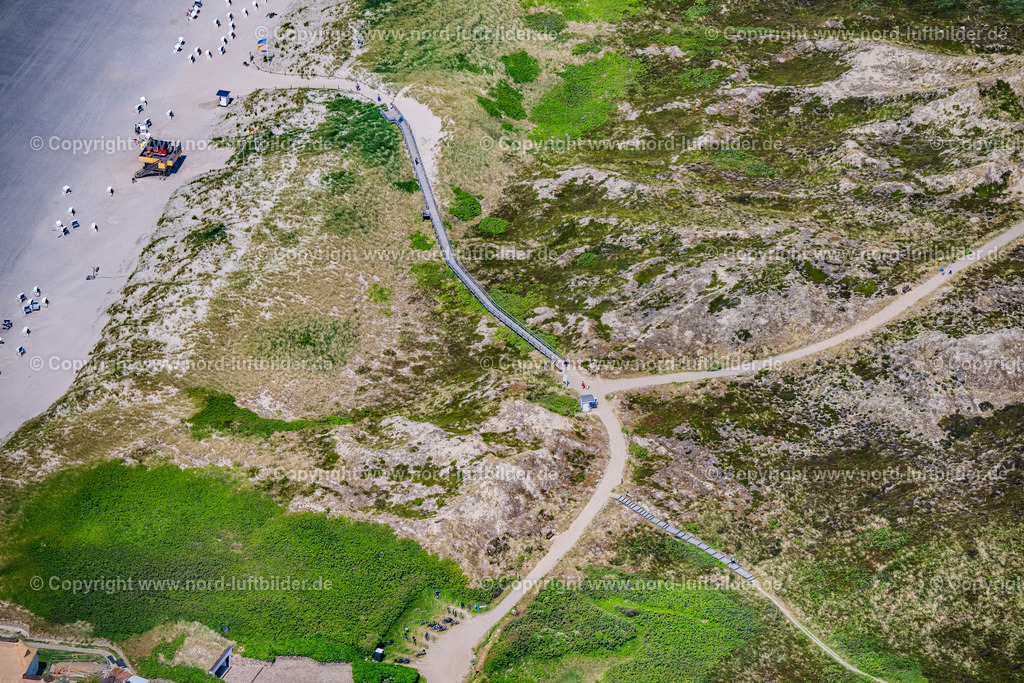 Sylt_Kampen_Strand_ELS_5212130625 | KAMPEN (SYLT) 13.06.2025 Sandstrand- Landschaft entlang des Küsten- Verlaufes mit Strandtreppe in Kampen (Sylt) auf der Insel Sylt im Bundesland Schleswig-Holstein, Deutschland. // Beach landscape along the with Strandtreppe in Kampen (Sylt) at the island Sylt in the state Schleswig-Holstein, Germany. Foto: Martin Elsen